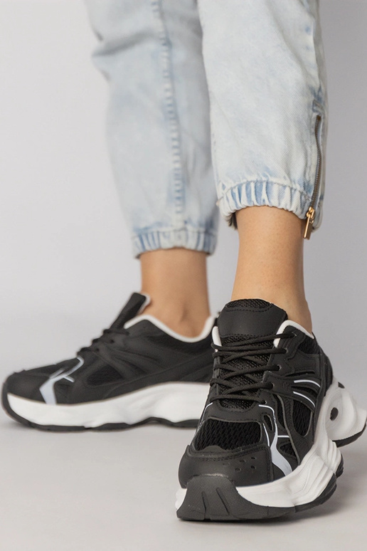 Mustad sportlikud jalanõud paksu...