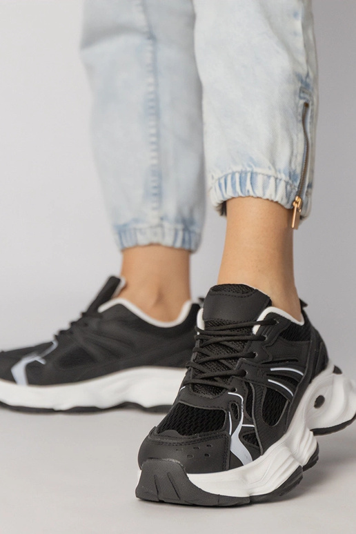 Mustad sportlikud jalanõud paksu...