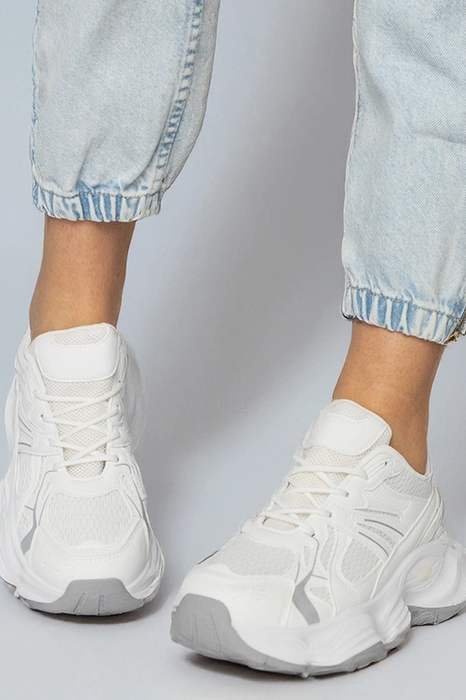 Valged sportlikud jalanõud paksu...