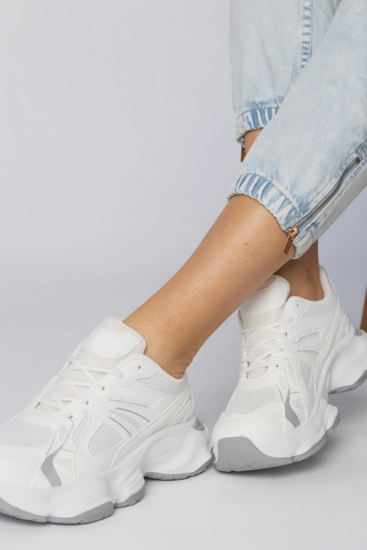 Valged sportlikud jalanõud paksu...