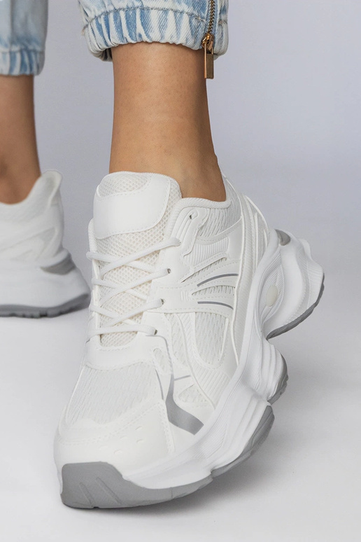 Valged sportlikud jalanõud paksu...