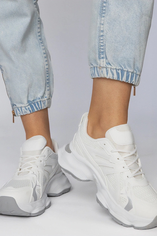 Valged sportlikud jalanõud paksu...