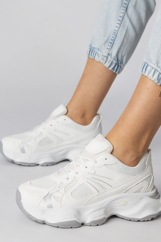 Valged sportlikud jalanõud paksu...