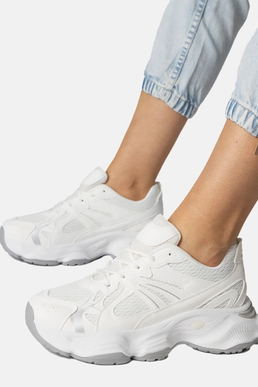 Valged sportlikud jalanõud paksu...