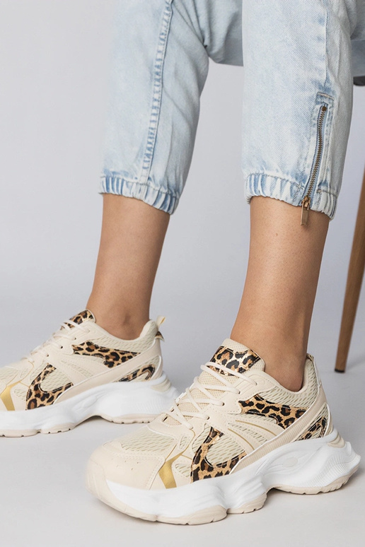 Panterimustriga sportlikud jalanõud...