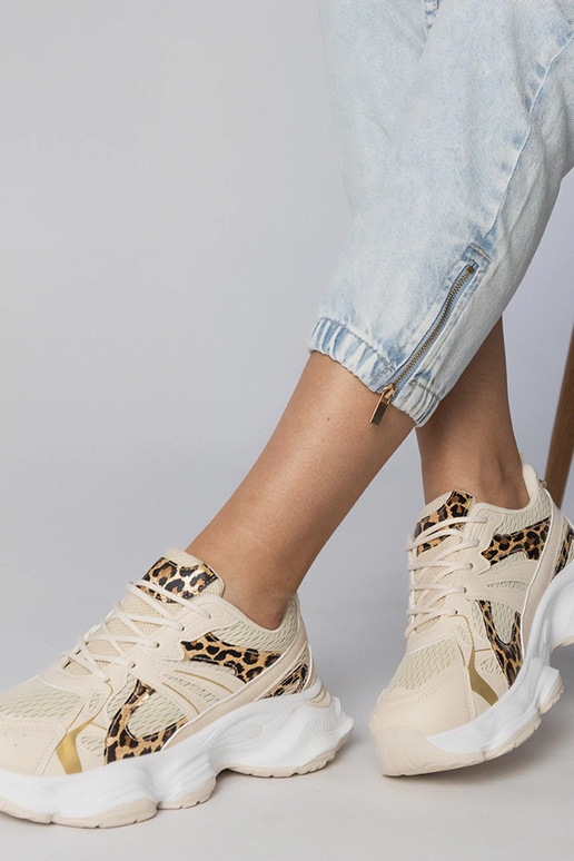 Panterimustriga sportlikud jalanõud...