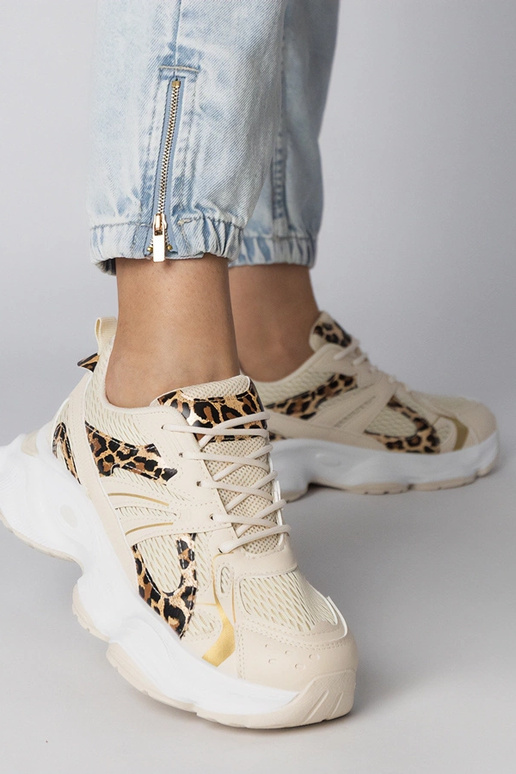 Panterimustriga sportlikud jalanõud...