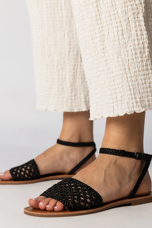 Mustad punutud sandaalid lamedate...