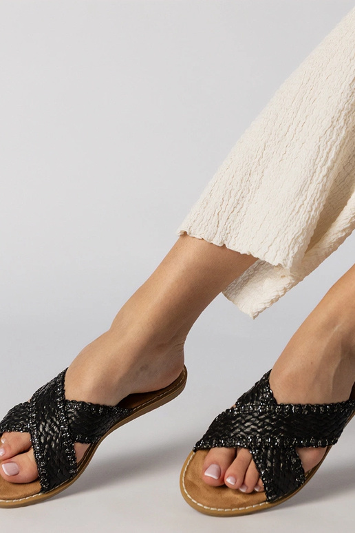 Mustad naiste punutud sussid, „Ellinara"