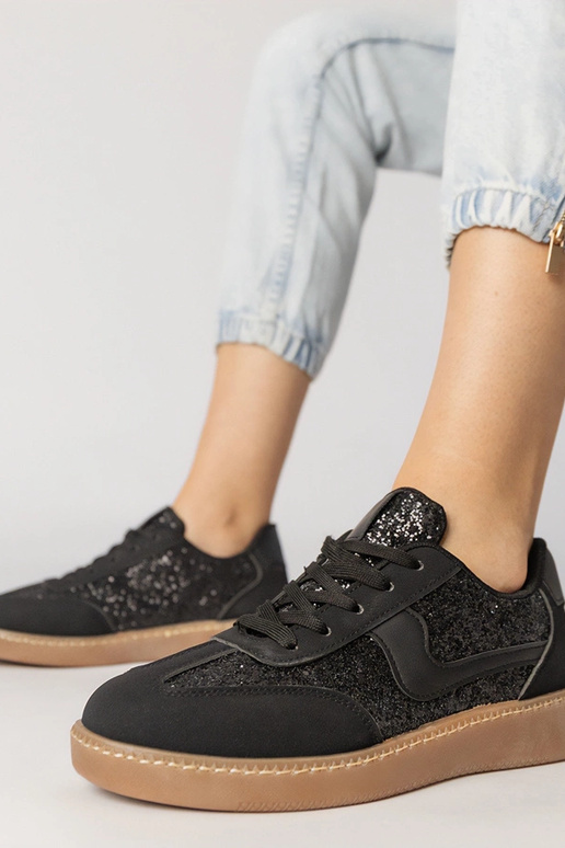 Mustad naiste spordijalatsid...