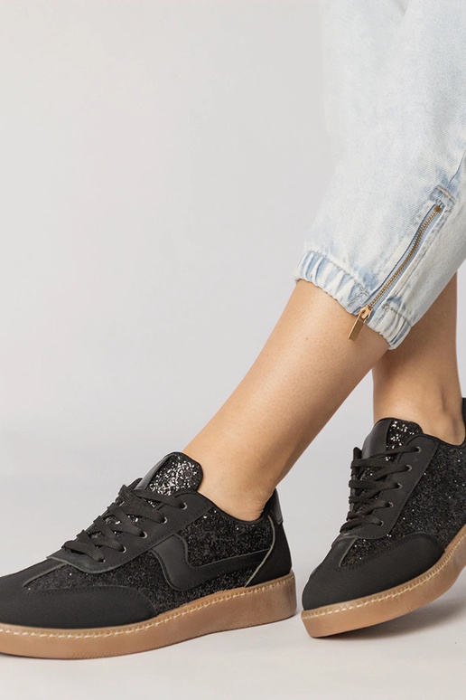 Mustad naiste spordijalatsid...