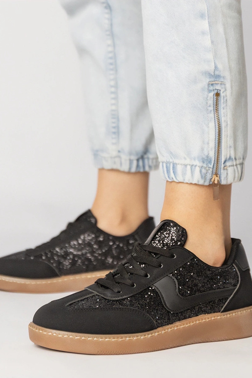 Mustad naiste spordijalatsid...