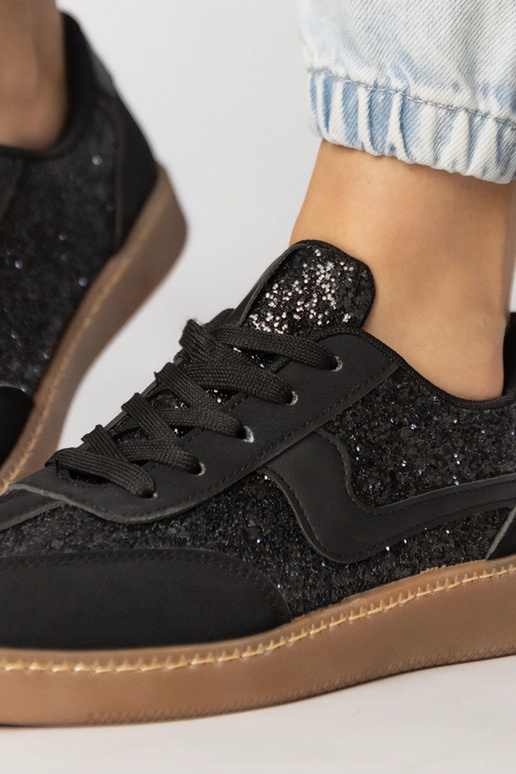 Mustad naiste spordijalatsid...