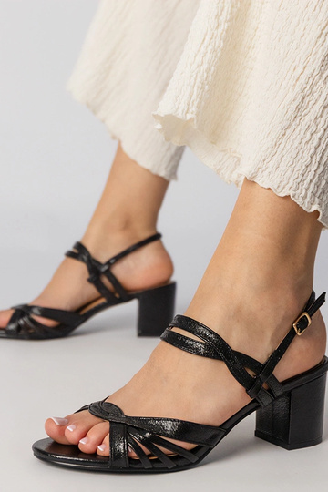 Mustad naiste sandaalid...