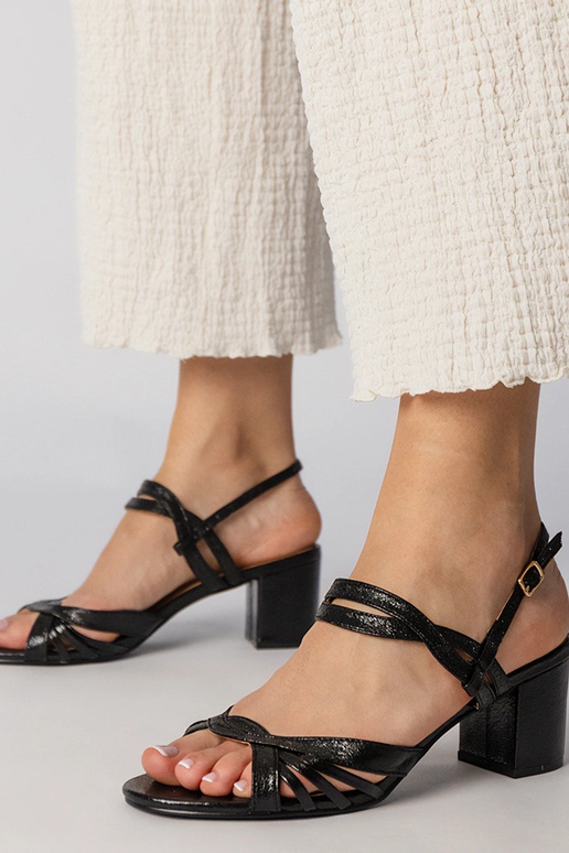 Mustad naiste sandaalid kõrgemal...