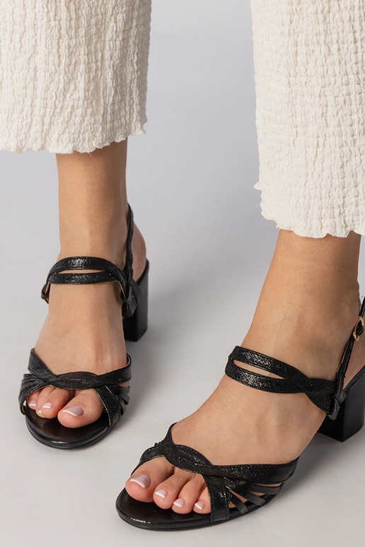 Mustad naiste sandaalid kõrgemal...