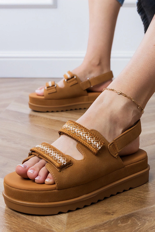 Karamellivärvi sandaalid tikandiga...