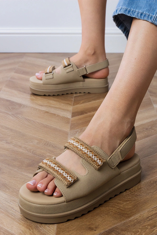 Pruunid sandaalid tikandiga rihmadega...