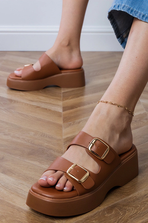 Pruunid sussid rihmadega, „Wollis"