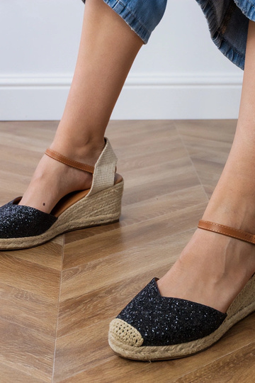 Mustad läikivad sandaalid...