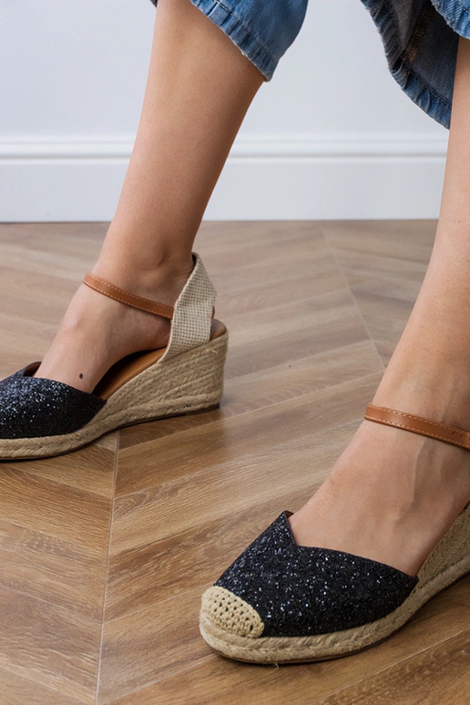 Mustad läikivad sandaalid platvormil,...