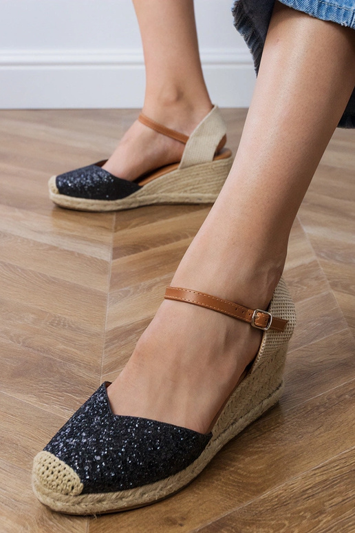 Mustad läikivad sandaalid platvormil,...