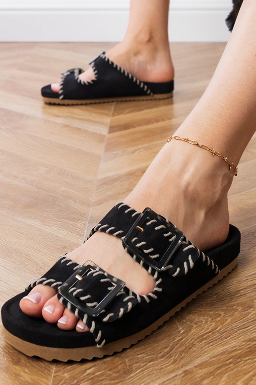 Mustad sussid nööbiga ja tikandiga...