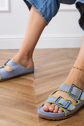 Sinised sussid nööbiga ja...