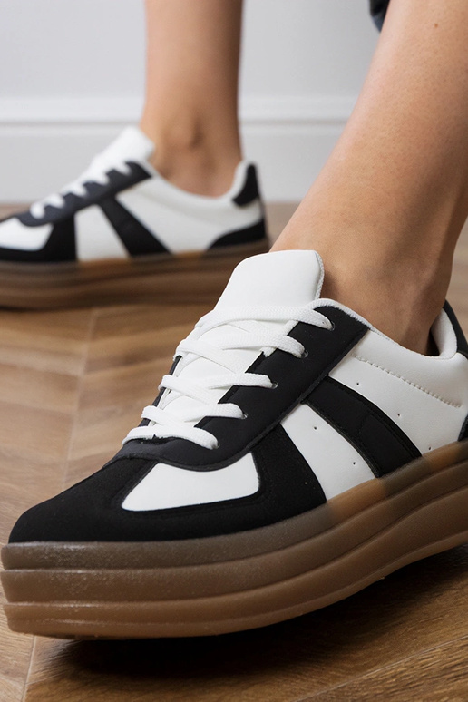 Mustad naiste spordijalatsid...