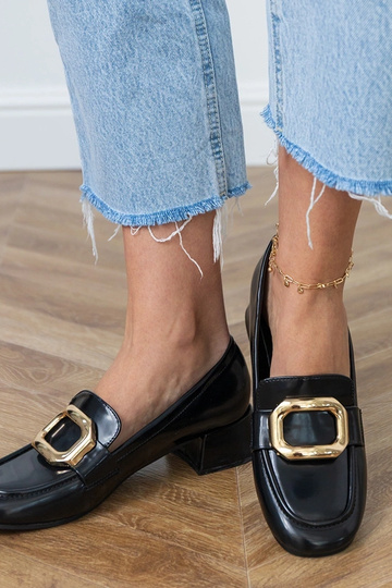 Mustad naiste poolsaapad...