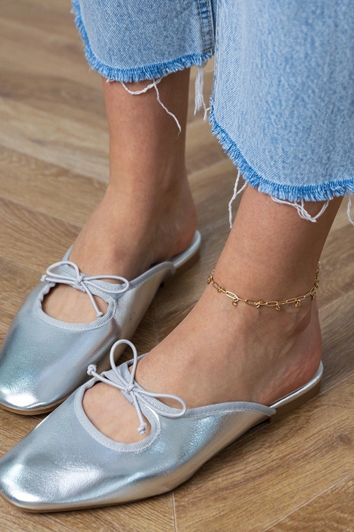 Hõbedased suletud sussid siledal...