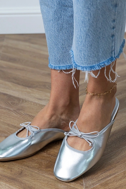 Hõbedased suletud sussid siledal...