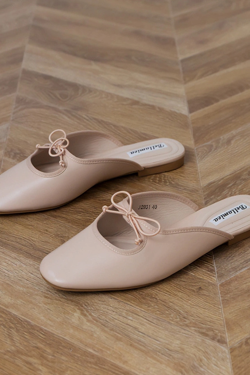 Liivakarva suletud sussid siledal... Liivakarva suletud sussid siledal...