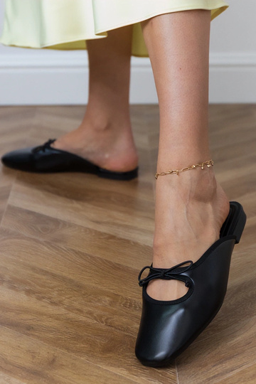 Mustad suletud sussid...