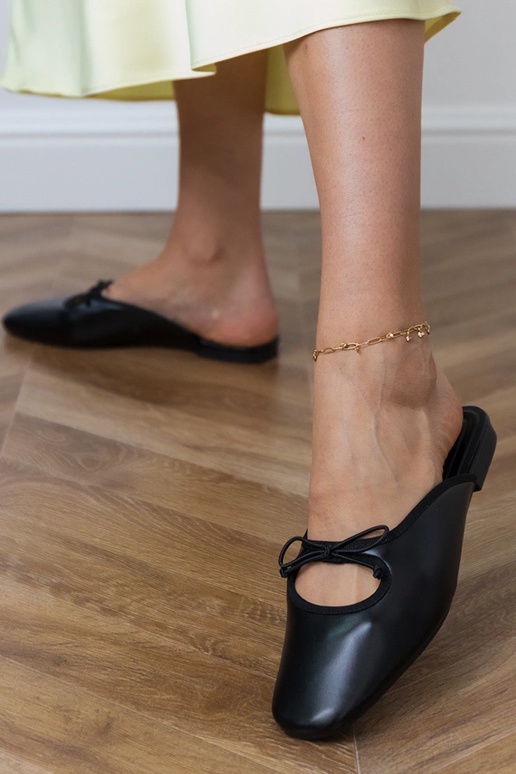 Mustad suletud sussid siledal põhjal... Mustad suletud sussid siledal põhjal...