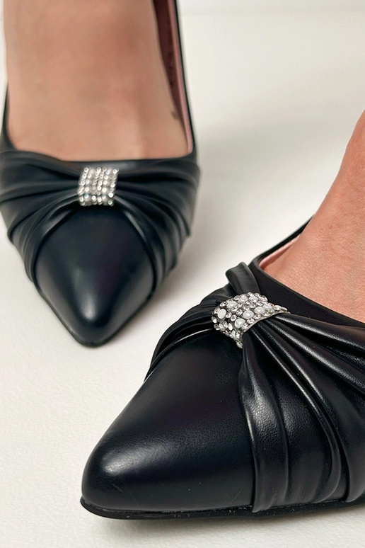 Mustad klassikalised sandaalid...