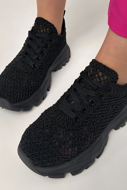 Mustad aeroplaanid platvormil Brokes