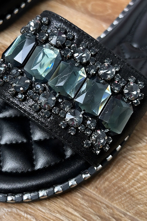 Mustad sussid, millel on kristallid...