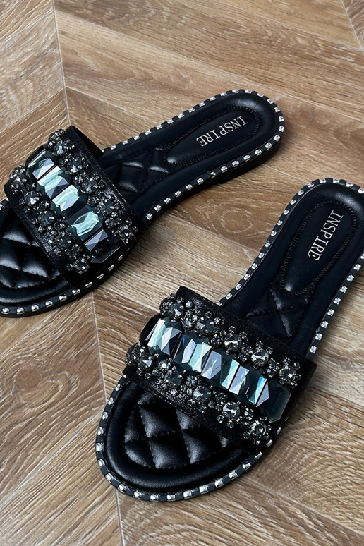 Mustad sussid, millel on kristallid...