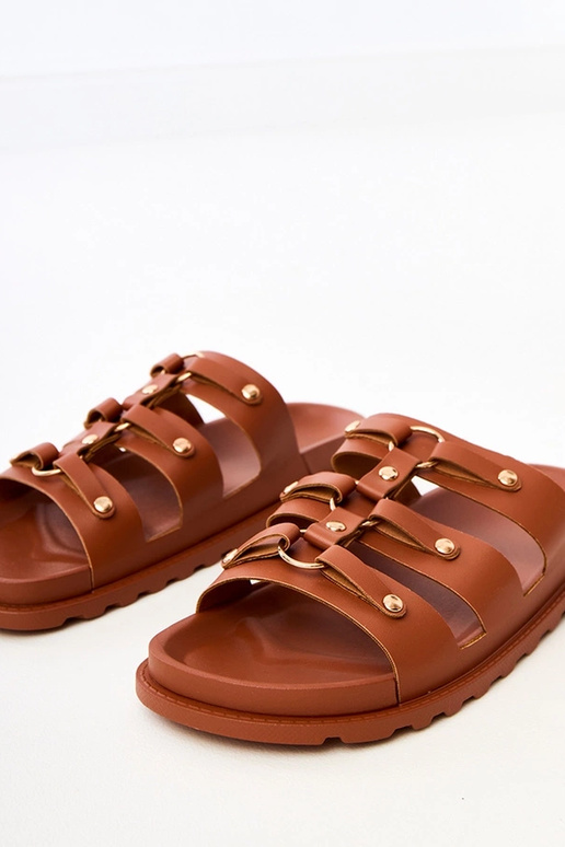 Pruunid rooma stiilis sussid nupudega...