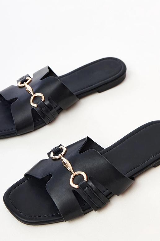 Mustad sussid kuldse kaunistusega...