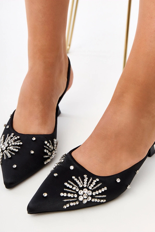 Mustad sandaalid zirkonite ja avatud...