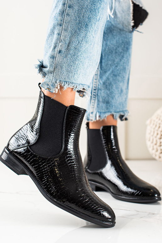 Sergio Leone lakitud mustad naistekingad