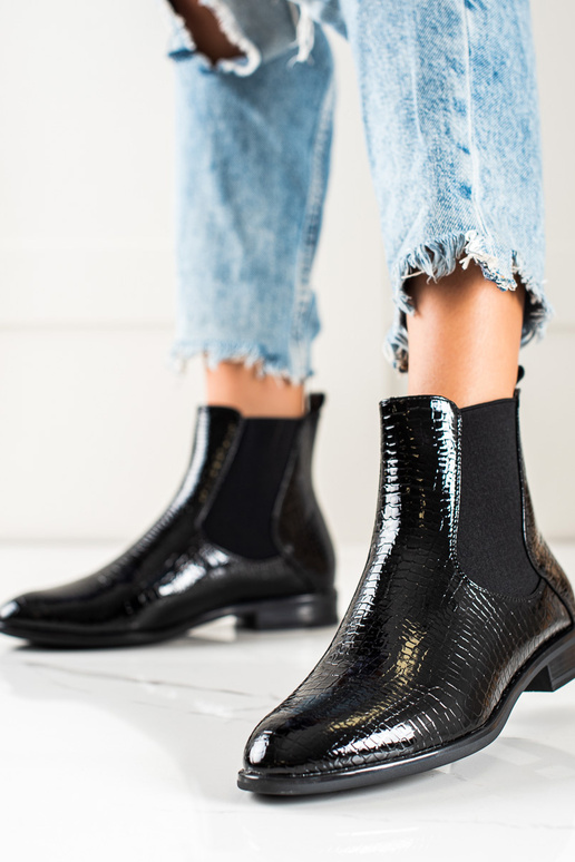 Sergio Leone lakitud mustad naistekingad