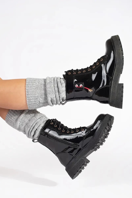 Mustad nööridega lakitud kingad Mustad nööridega lakitud kingad