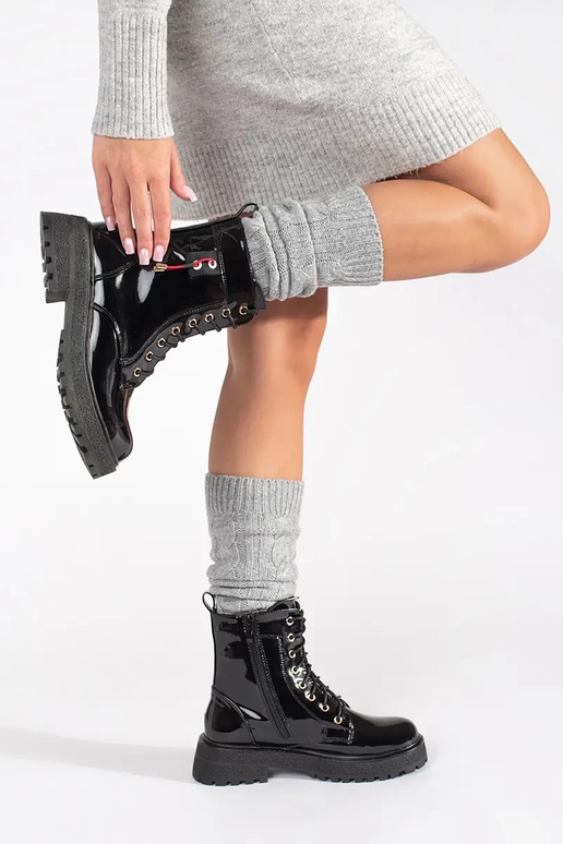 Mustad nööridega lakitud kingad Mustad nööridega lakitud kingad