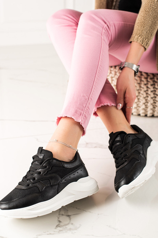 Klassikalised Mustad Spordijalatsid