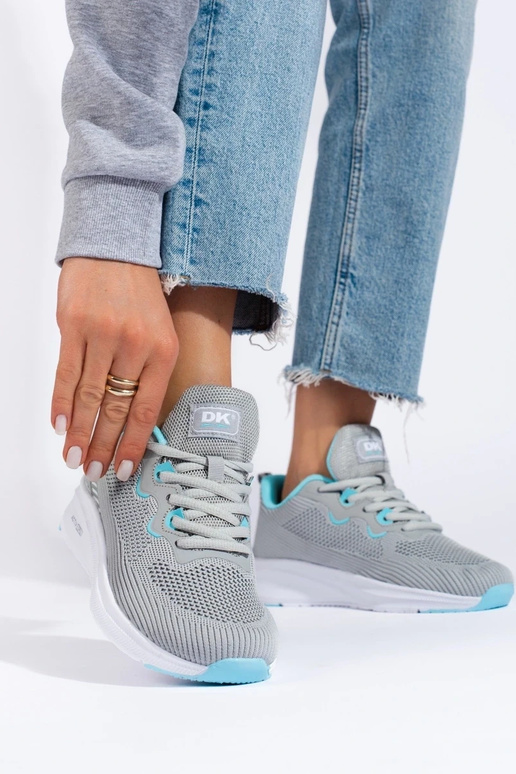 Sportliku stiiliga naiste kingade...