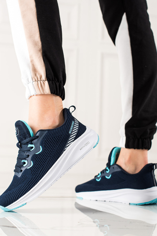 Sportliku stiiliga naiste kingade...