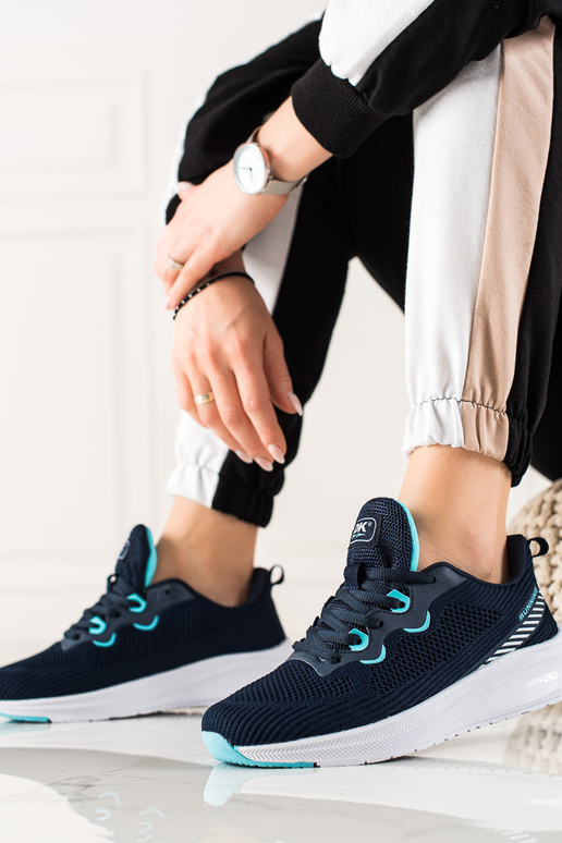 Sportliku stiiliga naiste kingade...